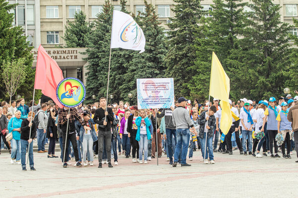 Петропавловск, Казахстан - 1 июня 2019 года: Международный день защиты детей. Парад школьников по улицам города. Дети и родители в праздничной одежде. Танцующие праздничные песни
.