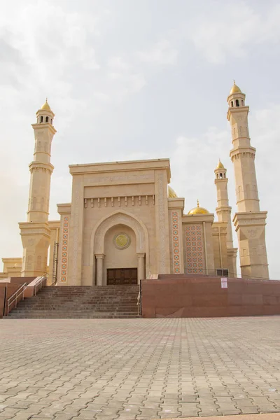 哈萨克斯坦彼得罗巴甫洛夫斯克 2019年5月6日 穆斯林清真寺 金色圆顶 — 图库照片
