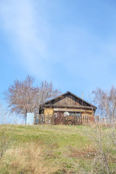 Una Casa Campo Encuentra Una Colina Verde Sobre Fondo Cielo —  Fotos de Stock
