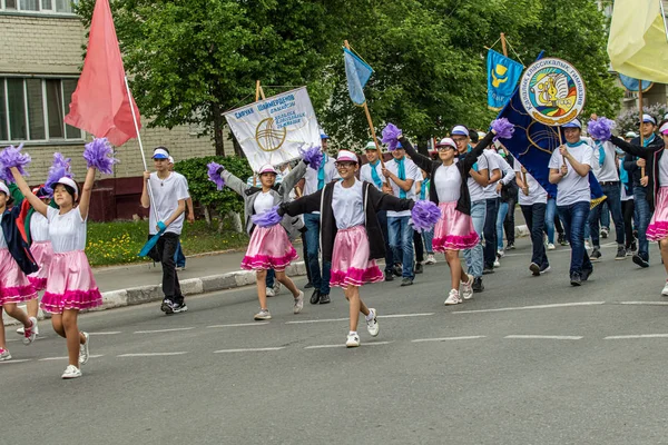 Petropavlovsk Kasakhstan Juni 2019 International Børnedag Paraden Skolebørn Studerende Gennem - Stock-foto