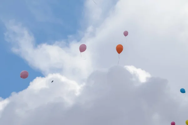 Veelkleurige Ballonnen Vliegen Tegen Blauwe Lucht Met Wolken — Stockfoto