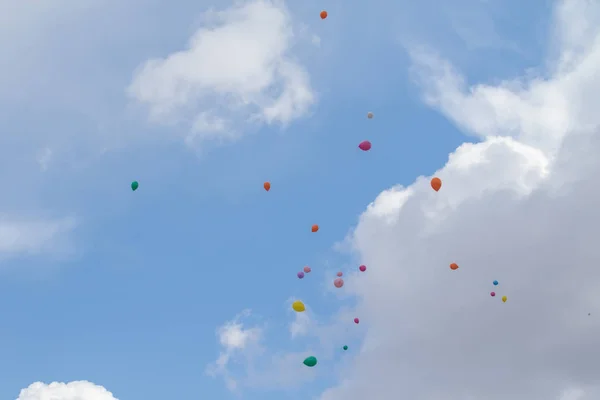 Des Ballons Multicolores Volent Contre Ciel Bleu Avec Des Nuages — Photo