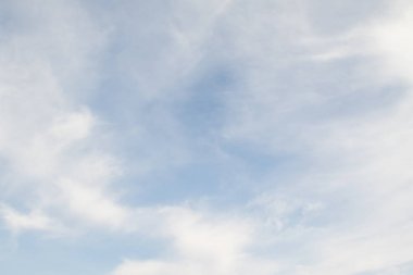 Beyaz bulutlarla mavi gökyüzü. Yaz günü açık. Mükemmel masaüstü duvar kağıdı.