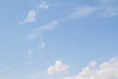 Beyaz bulutlarla mavi gökyüzü. Yaz günü açık. Mükemmel masaüstü duvar kağıdı.