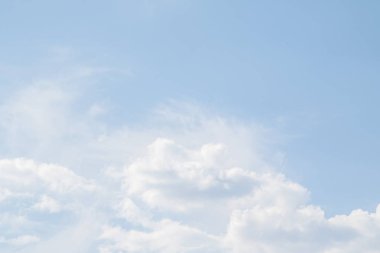 Mavi gökyüzünde beyaz bulutlar, gündüz. Duvar Kağıdı.
