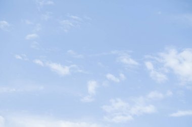 Açık bir günde bir arka plan olarak mavi gökyüzü.