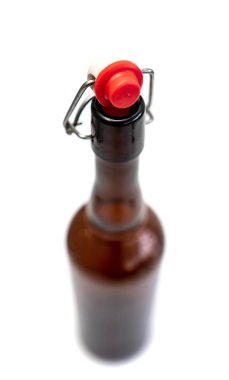 Metal mantar, arka plan bulanık cam şişe