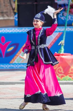 Petropavlovsk, Kazakistan-1 Mayıs 2019: Kazakistan halklarının Ulusal kostümleri şarkıları ve dansları. 1 Mayıs Kazakistan Insanlar Birliği günü.