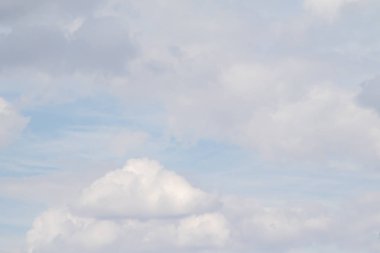 Beyaz bulutlarla mavi gökyüzü. Yaz günü açık. Mükemmel masaüstü duvar kağıdı.