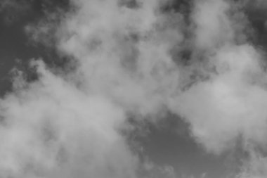 Bulutlar ile gökyüzü. Siyah beyaz fotoğraf.