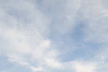 Beyaz bulutlarla mavi gökyüzü. Yaz günü açık. Mükemmel masaüstü duvar kağıdı.