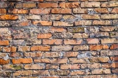 Kaba beton ile eski tuğla duvar.