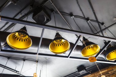 Tavanda eski lambalar avizeler üretimi.