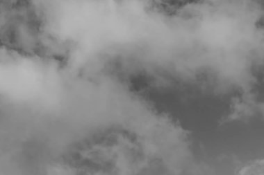 Bulutlar ile gökyüzü. Siyah beyaz fotoğraf.