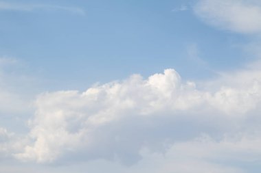 Beyaz Cumulus bulutlar ile mavi gökyüzü. Arka plan gökyüzü bulutlar.