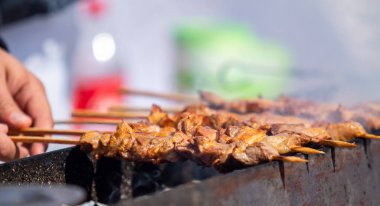 Şiş gıda, kömürler üzerinde kızarmış et, duman odak dışında.