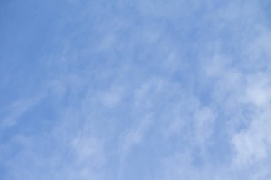 Açık bir günde bir arka plan olarak mavi gökyüzü.