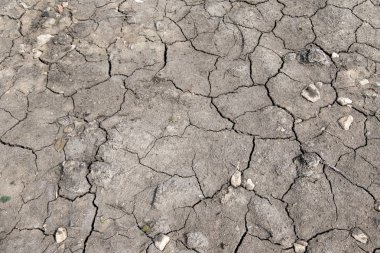 Kurutulmuş kırık toprak gri arka plan