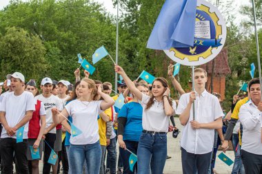 Petropavlovsk, Kazakistan-1 Haziran 2019: Uluslararası Çocuk günü. Şehir sokaklarında okul öğrencileri geçit töreni. Ulusal tatil kıyafetlerinin içinde çocuklar ve ebeveynler. Dans tatil şarkıları.