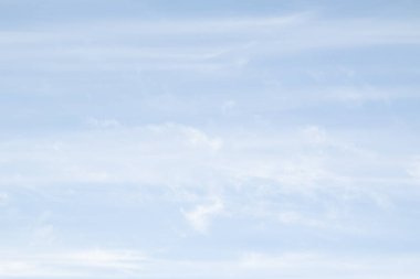 Beyaz bulutlar ile gündüz mavi gökyüzü. Gökyüzü arka plan