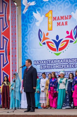 Petropavlovsk, Kazakistan-1 Mayıs 2019: Kazakistan halklarının Ulusal kostümleri şarkıları ve dansları. 1 Mayıs Kazakistan Insanlar Birliği günü.