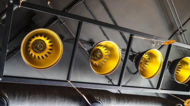 Tavanda eski lambalar avizeler üretimi.