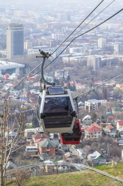 Almatı, Kazakistan - 29, 2019: Kok Tobe tepe ve teleferik kabin Almatı şehir görünümü, Almatı dönüm noktası 