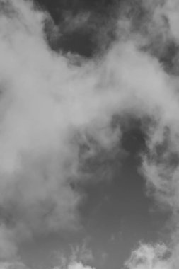 Bulutlar ile gökyüzü. Siyah beyaz fotoğraf.