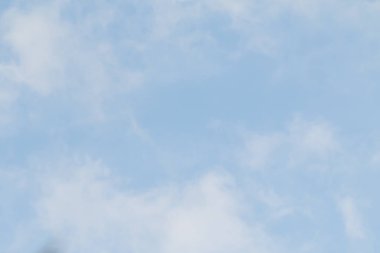 Mavi gökyüzünde beyaz bulutlar, güneşli havalarda gün bahar.