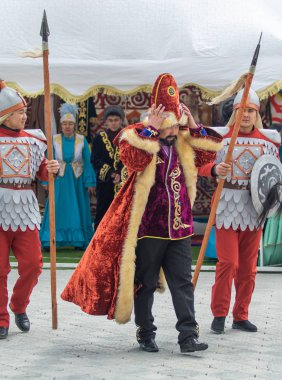 Petropavlovsk, Kazakistan-1 Mayıs 2019: Kazakistan halklarının Ulusal kostümleri şarkıları ve dansları. 1 Mayıs Kazakistan Insanlar Birliği günü.
