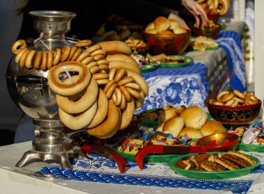 Sokakta fırın ürünleri samovar.