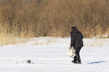 Kışın buzda balıkçı, peyzaj.