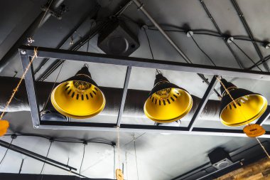 Tavanda eski lambalar avizeler üretimi.