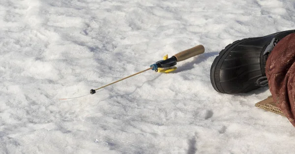 Caña Pescar Invierno Nieve Cerca Del Agujero Hielo — Foto de Stock