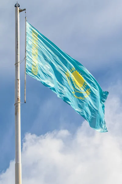 Bandeira República Cazaquistão Fundo Céu Azul Nuvens Céu Vento — Fotografia de Stock