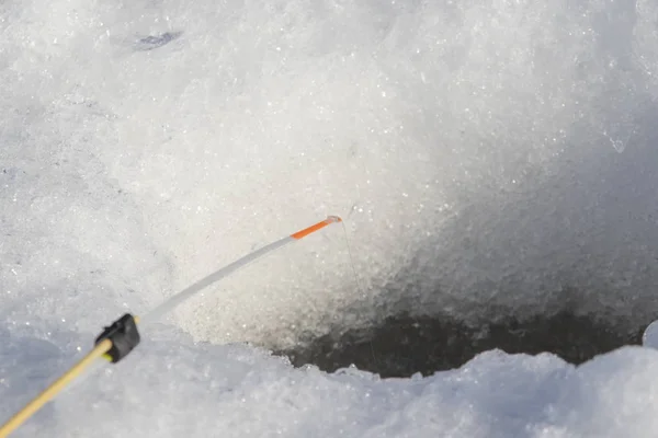 Caña Pescar Invierno Nieve Cerca Del Agujero Hielo — Foto de Stock