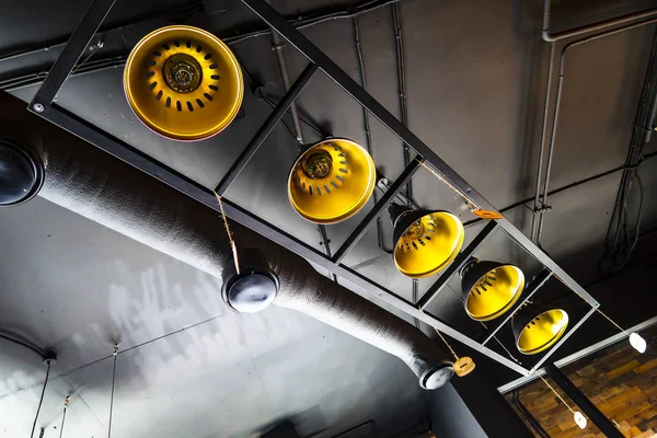 Tavanda eski lambalar avizeler üretimi.