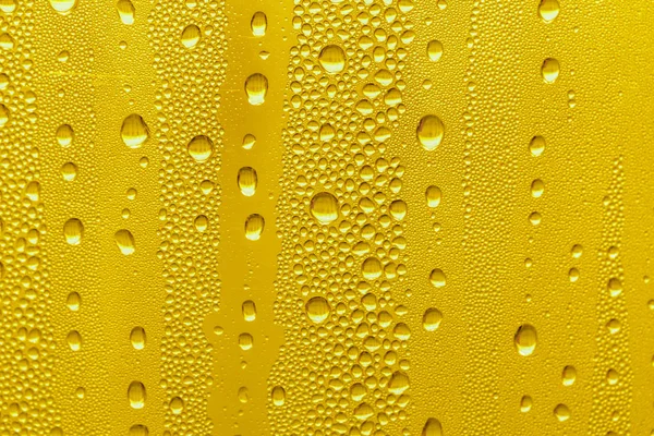 玻璃上的水滴 黄色背景啤酒 雾化背景 — 图库照片