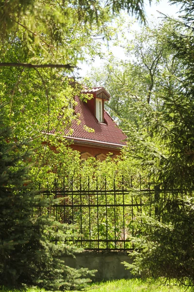 Brick Rumah Belakang Pagar Logam Taman Pohon Musim Semi Hijau — Stok Foto