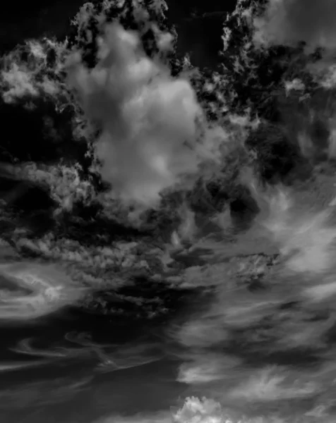 Nubes Blancas Cielo Oscuro Monocromo — Foto de Stock