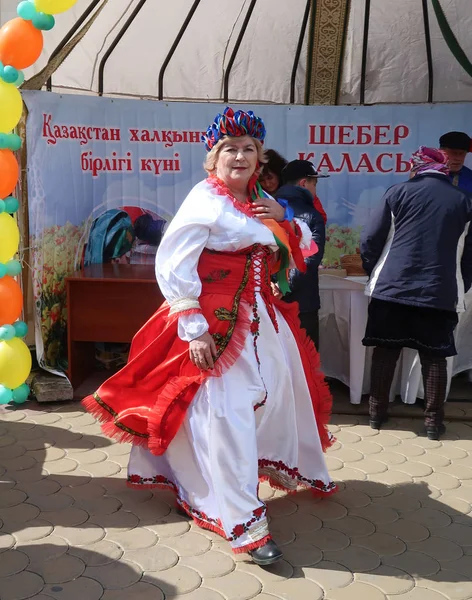 加罗巴甫洛夫斯克 2019年5月1日 哈萨克斯坦人民的民族服装歌曲和舞蹈 哈萨克斯坦5月1日是人民团结日 — 图库照片