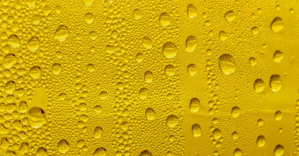 Gotas Agua Vaso Cerveza Fondo Amarillo Fondo Nebuloso —  Fotos de Stock