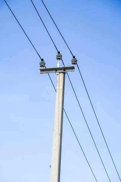 Столб Проводами Фоне Голубого Неба — стоковое фото