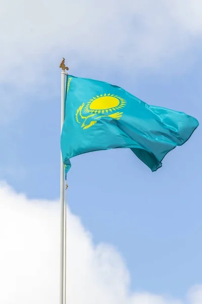 Bandeira República Cazaquistão Contra Céu Azul Vento — Fotografia de Stock