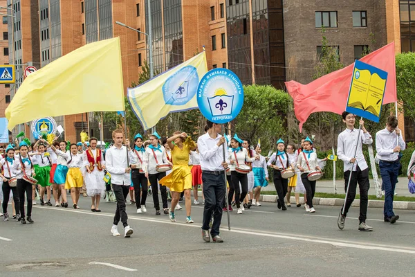 Petropavlovsk Kazahsztán Június 2019 Nemzetközi Gyermeknap Felvonulás Iskolás Diákok Keresztül — Stock Fotó