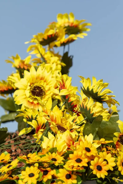 Flores Artificiales Contra Cielo Azul — Foto de Stock