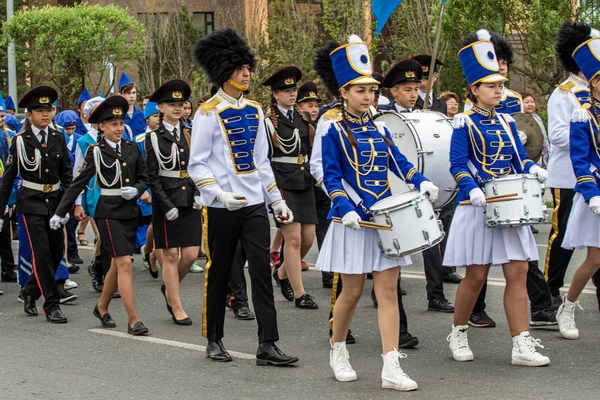 Petropavlovsk Kasakhstan Juni 2019 International Børnedag Paraden Skolebørn Studerende Gennem - Stock-foto