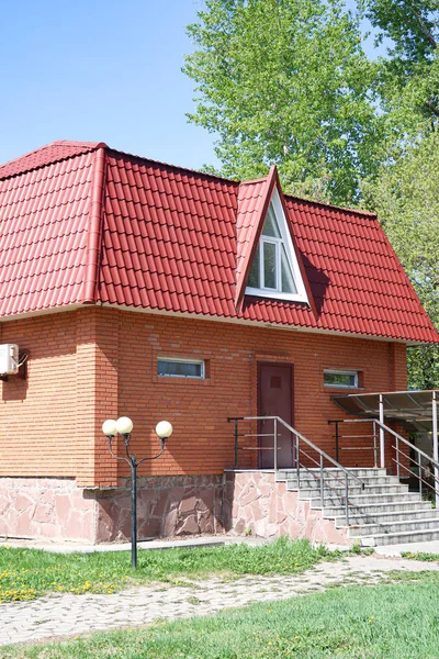 Bakstenen Huis Achter Een Metalen Hek Lente Groene Bomenpark — Stockfoto