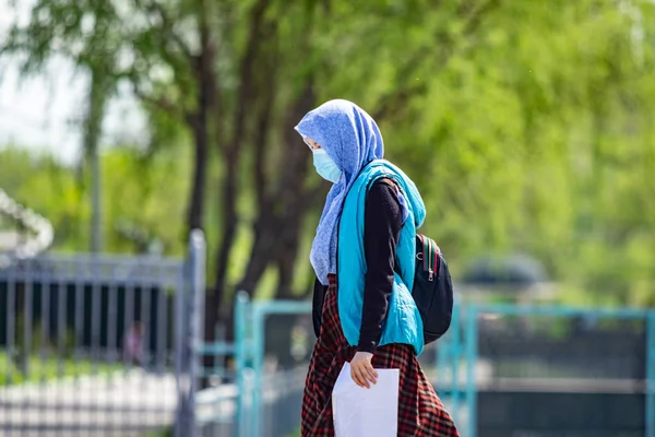 Мусульманская Девушка Шарфе Идет Мечеть — стоковое фото