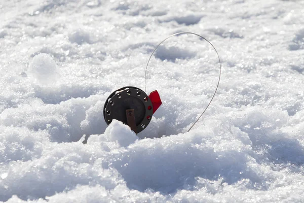 Caña Pescar Invierno Con Bandera Roja Río Nieve Invierno — Foto de Stock